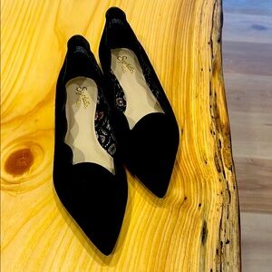 NIB/NWT Seychelles Women's Black Suede Scalloped Flats Sz 9 from Anthropologie